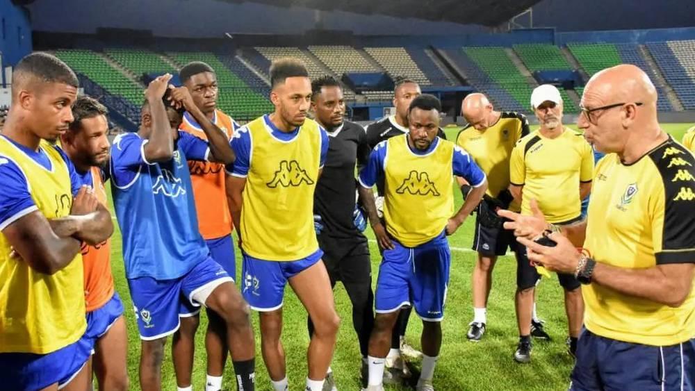 بعد "ساعات من التمرد".. لاعبو الغابون يسافرون إلى الكاميرون والاتحاد يعدهم بدفع مستحقاتهم قبل انطلاق "الكان"