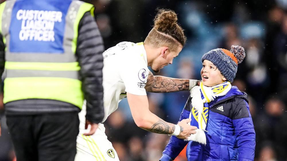 للحد من ولوج "الأطفال" إلى أرضية الملعب أثناء المباريات.. ليدز يقرر "معاقبة" الوالدين بمنعهم من دخول المدرجات لمدة عام!