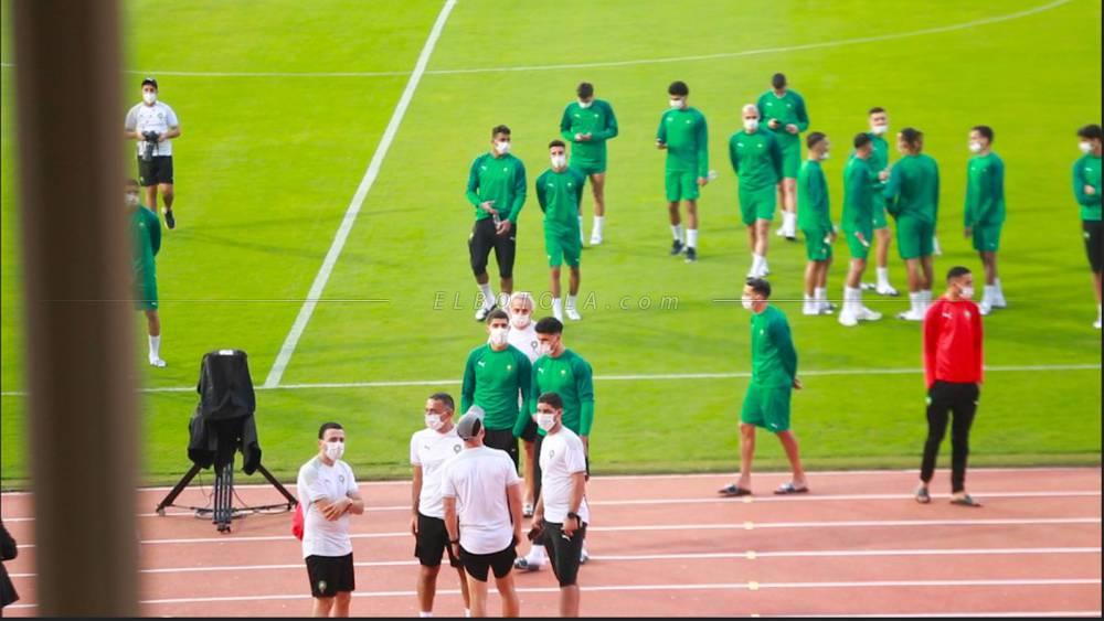 لاعبو المنتخب الوطني يتفقدّون أرضية ملعب "أحمدو أهيدجو" قبل 24 ساعة من مباراة غانا