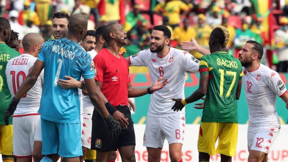 القادري (مساعد مدرب المنتخب التونسي): "أُصبنا بالصدمة.. للأسف لا يمكن أن نتحدث عن تطوير الكرة الأفريقية عند حدوث مثل هذه الأشياء"