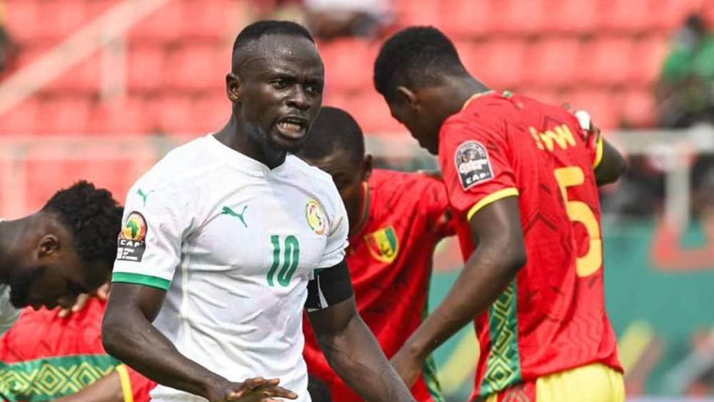 ماني: "ليس عدلاً أن نلعب على الساعة 13:00.. أرضية الملعب جافة ولا تُسقى!"