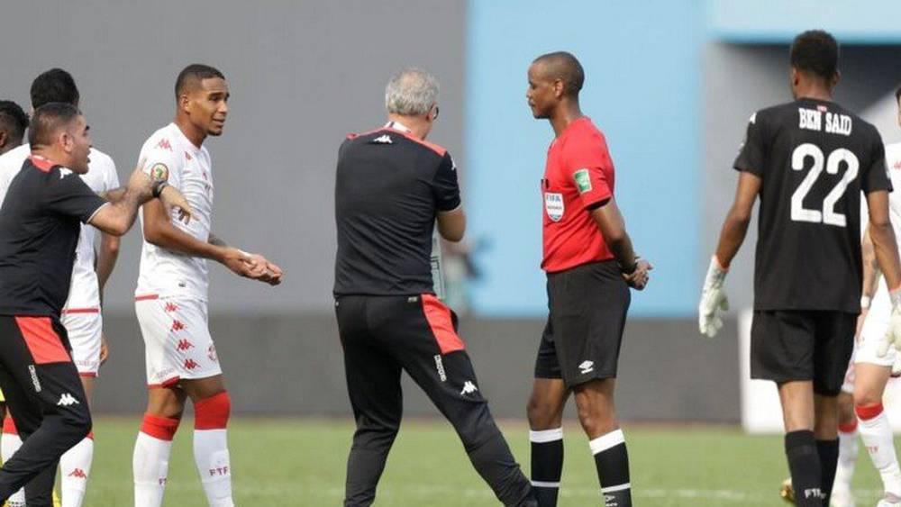 مباراة المغرب والغابون.. "المُثير للجدل" سيكازوي يقود غرفة "الفار" والموريتاني "بيدة" حكماً للساحة