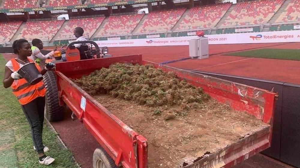 أشغال ووسائل صيانة عُشب ملعب "جابوما" تُثير سُخرية المتابعين