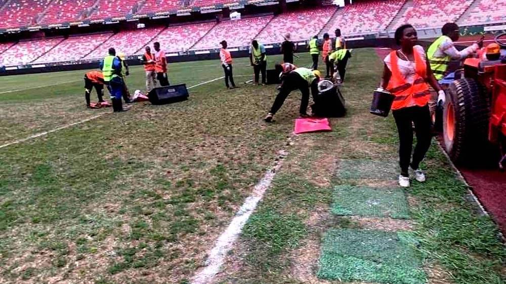 مسؤول بملعب 'جابوما' قبل مباراة الجزائر ضد ساحل العاج: "المناخ يمنع العشب من النمو بسرعة.. قمنا باستخدام طريقة جديدة!"