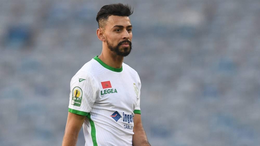 ضغوطات "كبيرة" من مسؤولي الرجاء على بنحليب واللاعب يؤكد: "طلبوا من المباركي بعدم السماح لي بلمس الكرة"!