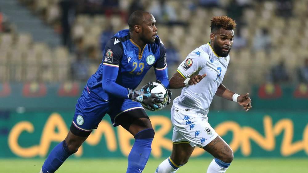 في قرار "مفاجئ".. "الكاف" يغيِّر قانونه ويلزم حارس جزر القمر بالبقاء في العزل لـ 5 أيام رغم تعافيه من "كورونا"!