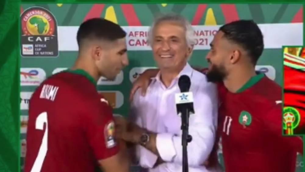 بوفال وحكيمي يمازحان خليلوزيتش أثناء إدلائه بتصريح صحفي مُردّدين: "آلي وحيد.. آلي وحيد"