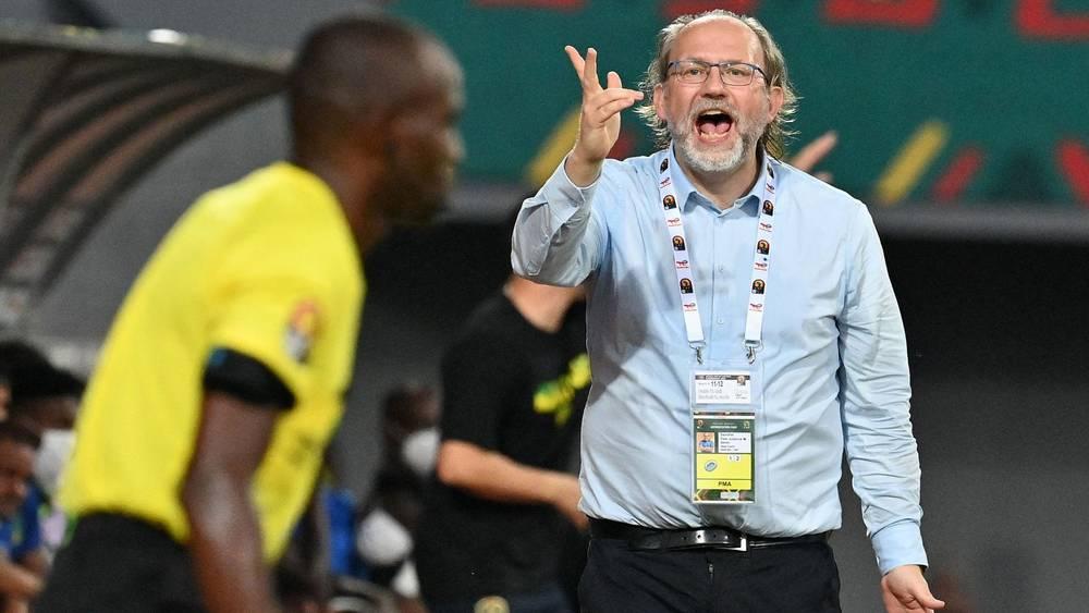 مدرب غامبيا: "أعتقد أننا خسرنا أمام البطل الجديد لكأس أمم أفريقيا (الكاميرون) ولم أفهم ما قام به الحكم في المباراة"!