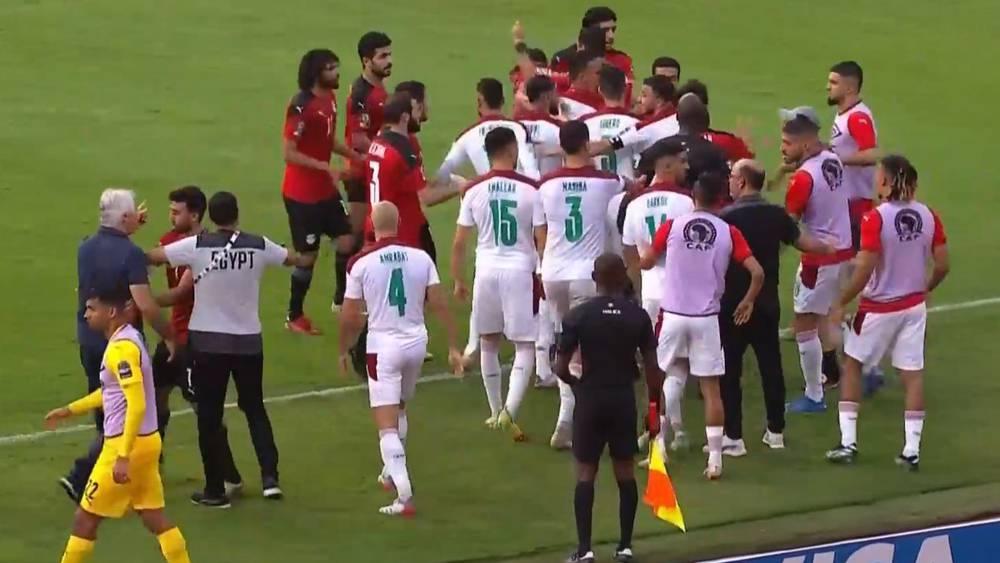 بالفيديو/ أحداث "لا رياضية" وتشابك بالأيدي بين اللاعبين بعد نهاية مواجهة المغرب ومصر