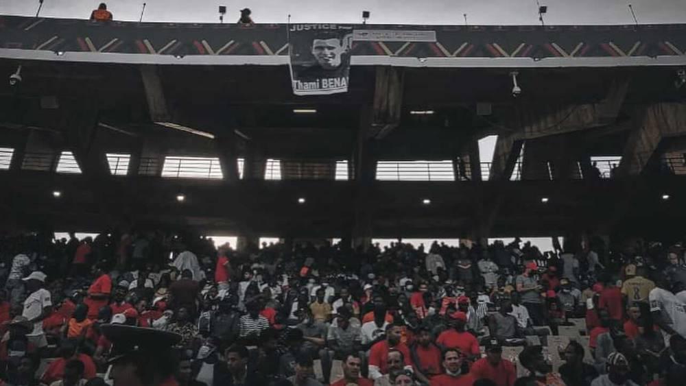 لافتة "العدالة للتهامي بناني" كانت حاضرة بملعب "أحمدو أهيدجو" في قمة المغرب ومصر