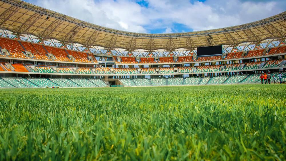 وضع عشب جديد في "إيبيمبي" أحد ملاعب "كان 2023" وجماهير إيفوارية تعلق: "كأس أفريقيا ستجرى في موسم الأمطار لذلك علينا أن ننتظر!"