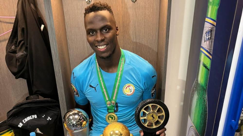 السنغالي ميندي يحظى باستقبال حار من زملائه في تشيلسي بعد إحراز "الكان"