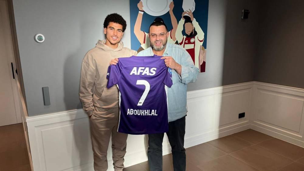 أبوخلال يزور بَيْت عبد الحق نوري ويُهدي والده قميصه مع ألكمار