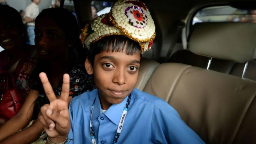 Un Indien de 16 ans bat le champion du monde d'échecs Magnus Carlsen