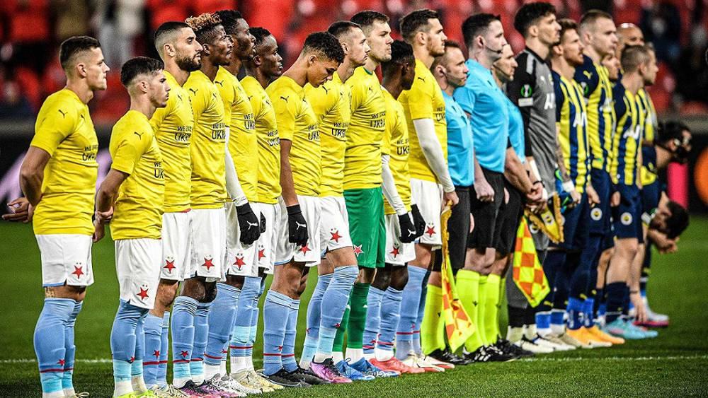 لاعبو سلافيا براج يرتدون أقمصة تحمل عبارة "لنقف إلى جانب أوكرانيا" قبل انطلاق مواجهتهم أمام فنربخشة