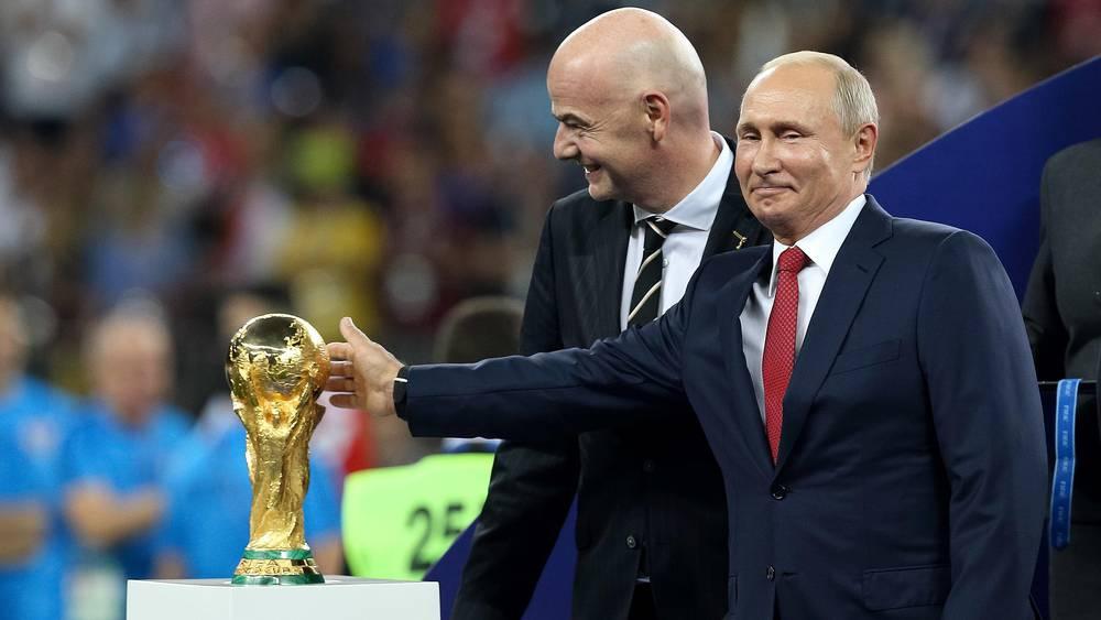 "الفيفا" يدرس "إقصاء" منتخب روسيا من كأس العالم "قطر 2022" في حال تأهله!