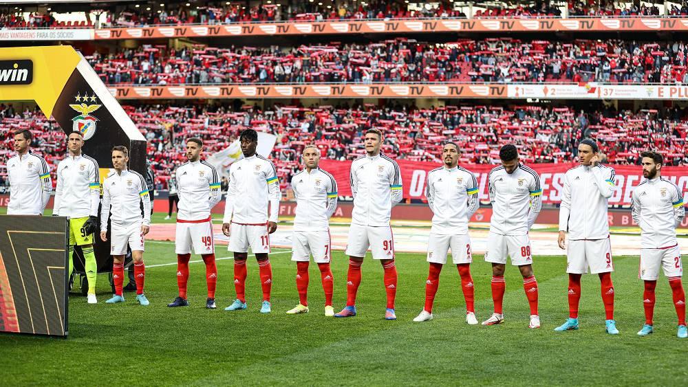 تاعرابت ولاعبو بنفيكا البرتغالي يتضامنون مع الشعب الأوكراني ضد الغزو الروسي