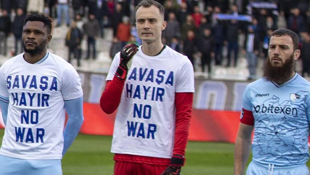 لاعب تركي يرفض ارتداء قميص "لا للحرب" ويؤكد: "حين يتعلق الأمر بأوروبا تجد الجميع متضامنا لكن لا أحد يهتم لملايين قتلوا وشردوا في الشرق الأوسط"