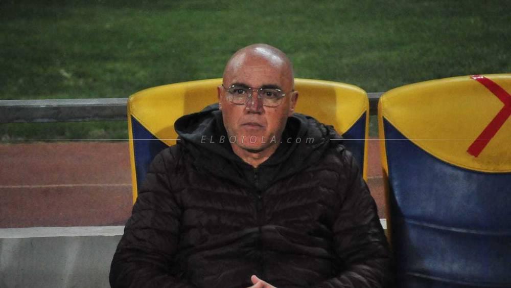 جماهير طنجاوية تنتقد التشكيل الرسمي لغاموندي أمام الرجاء وتُلقي مسؤولية التعاقد معه على المكتب المسير للنادي