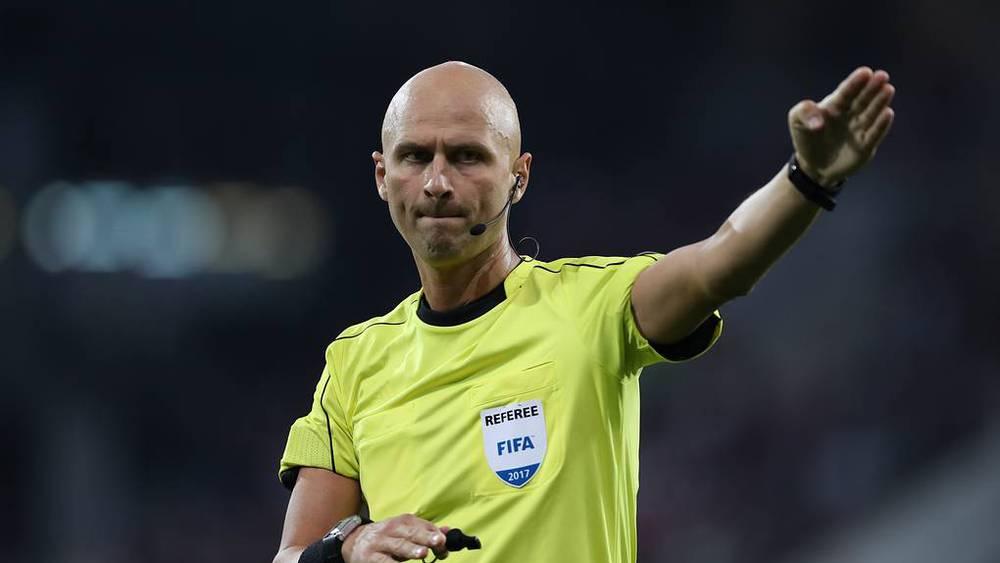 "يويفا" يقرر استبعاد الحكام الروس من كافة البطولات المنضوية تحت لوائه