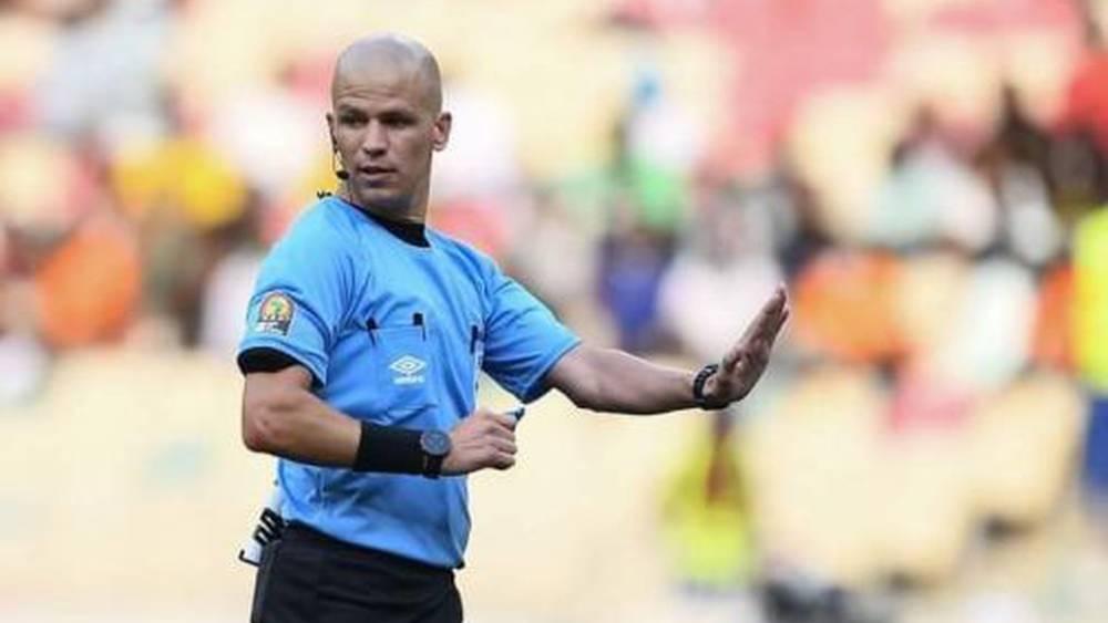 رسميا/ الجنوب أفريقي غوميز يُدير مباراة الذهاب بين المغرب والكونغو الديمقراطية وحكم فرنسي يقود غرفة "الفار"