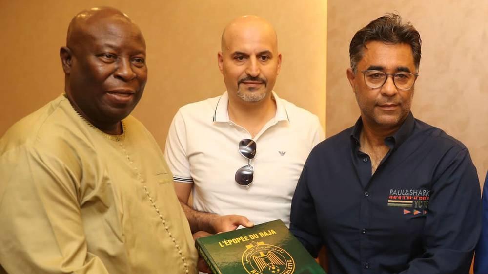 اللاعب السابق للرجاء سيدوبا بانغورا يستقبل ممثلي بعثة "النسور" في غينيا