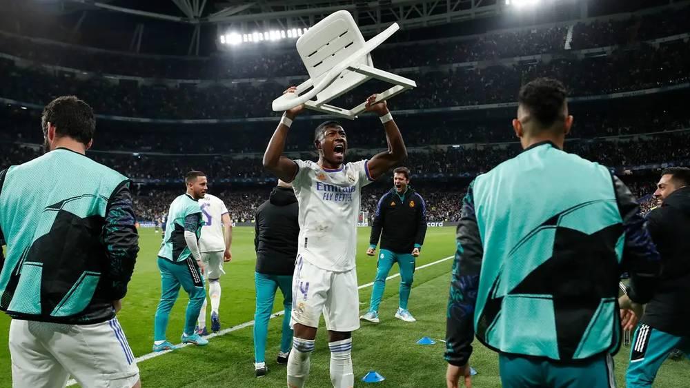 ألابا يفسِّر احتفاليته بـ'الكرسي' ضد سان جيرمان: "مع هذه الريمونتادا يمكنك أن تصاب بالجنون!"