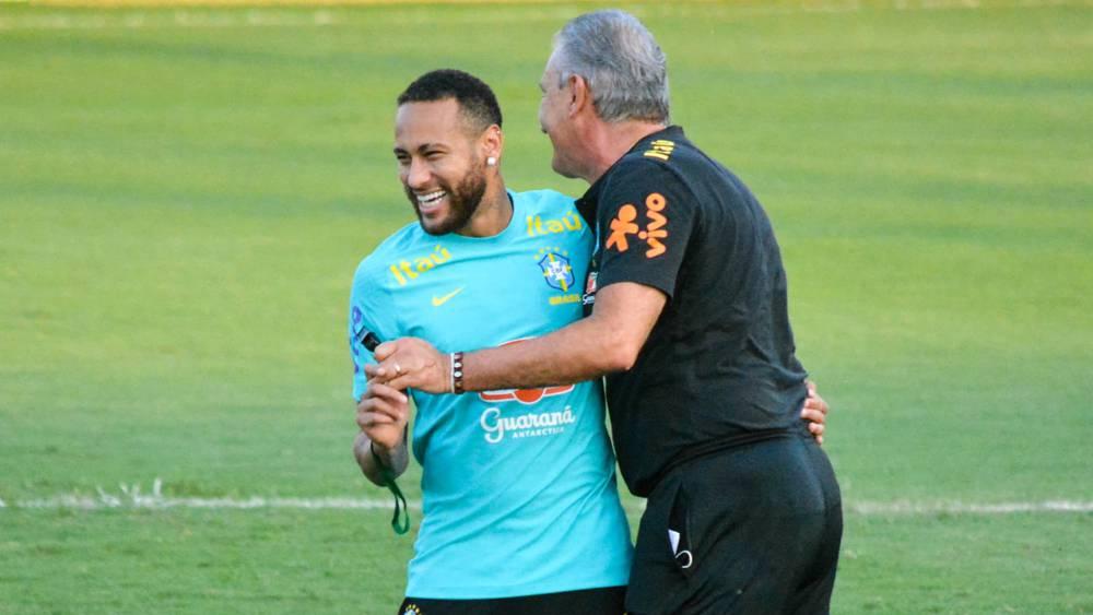 مدرب المنتخب البرازيلي يُدافع عن نيمار بعد خروج سان جيرمان من دوري الأبطال