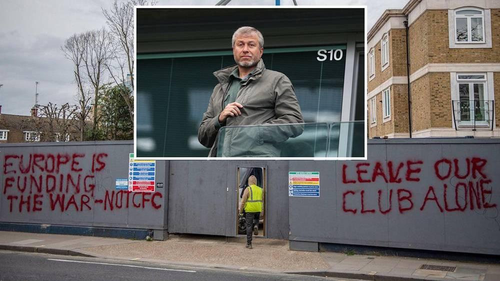 جماهير تشيلسي غاضبة من قرار الحكومة البريطانية: "أوروبا من تُموِّل الحرب وليس فريقنا.. اتركوا نادينا وشأنه"