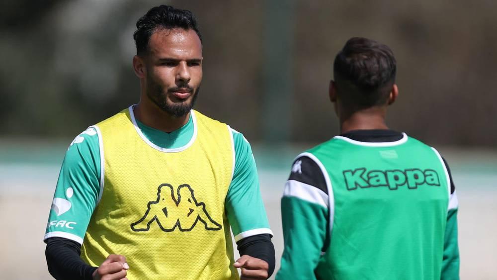 عادل البكاري ورضوان حجري والمعد البدني لـ"أمل الرجاء" يشرفون على تداريب الأسماء الغائبة عن مواجهة أمازولو