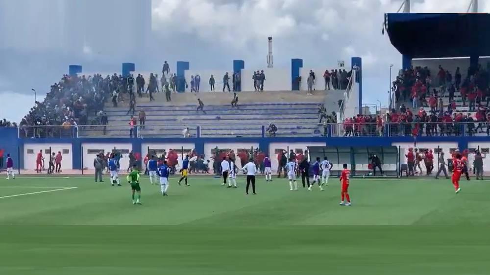 أعمال شغب "خطيرة" توقف مواجهة جمعية المنصورية والنادي المكناسي لأزيد من 10 دقائق