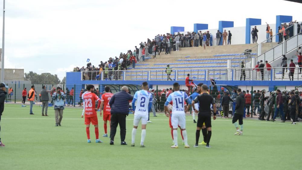 الجامعة تعاقب ج.المنصورية بلعب مبارتين بدون جمهور والنادي المكناسي أربع لقاءَات ومنع تنقل أنصارهما إلى غاية متم الموسم الجاري