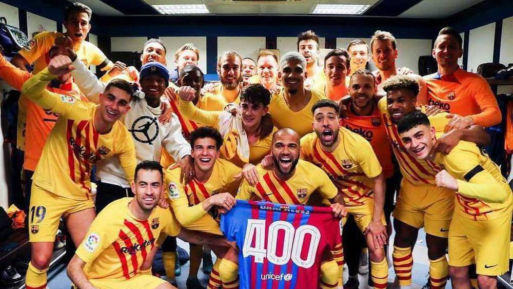 Dani Alves remercie ses coéquipiers au terme du clasico