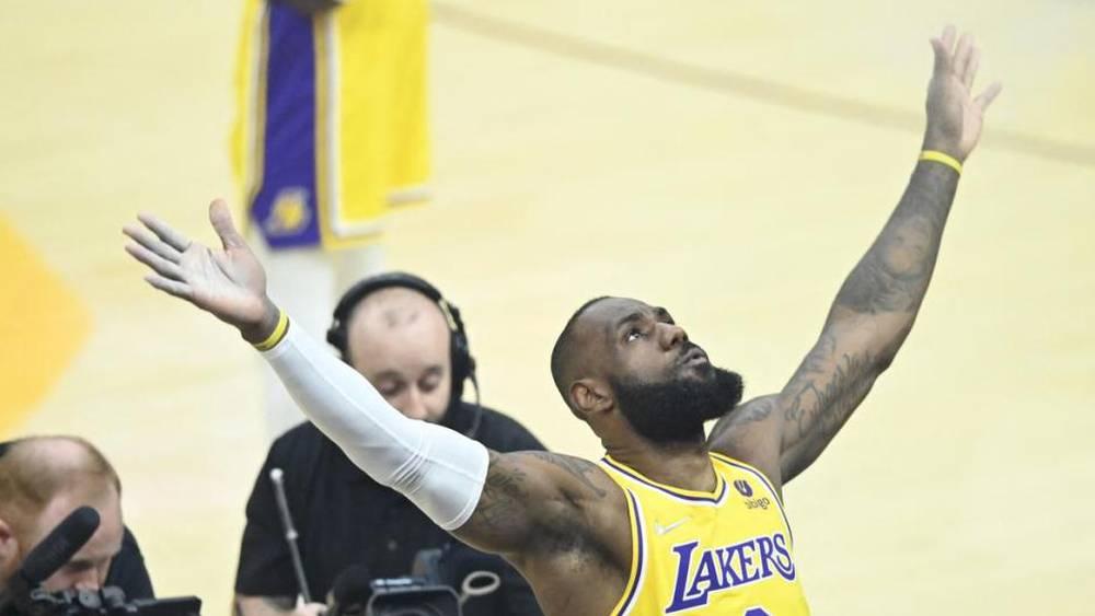 NBA: LeBron James brille à Cleveland