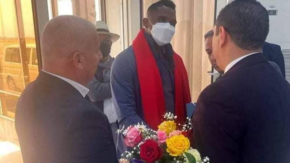 استقبال إيتو بالورود في الجزائر وبعثة منتخب الكاميرون تبدأ رحلتها "المتأخرة" من دوالا