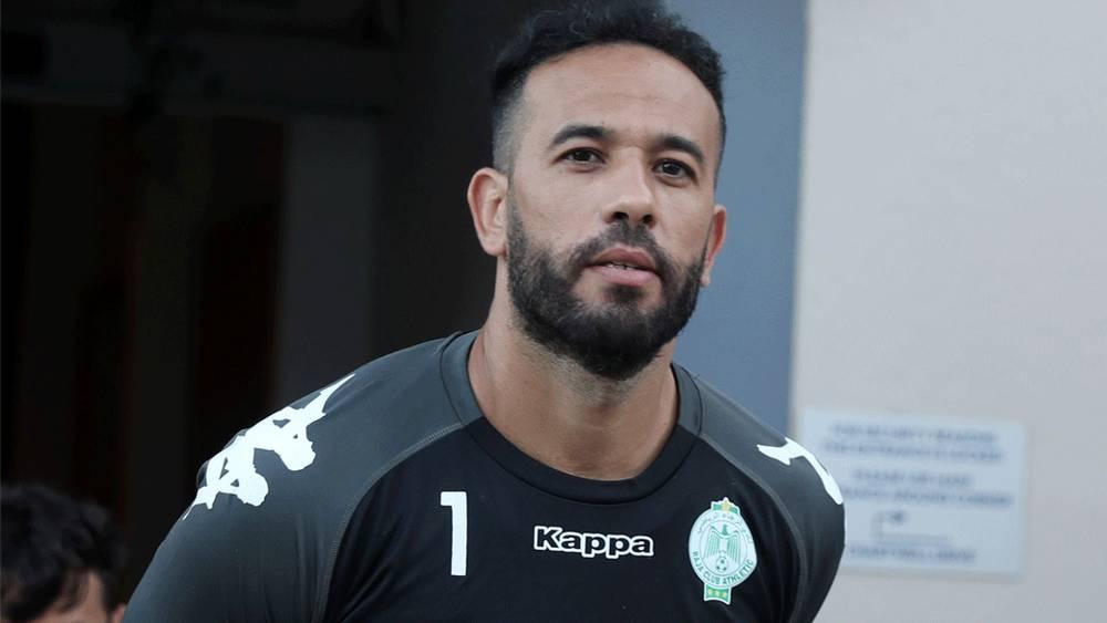 الزنيتي يحتفل رفقة لاعبي المنتخب الوطني بالتأهل إلى المونديال