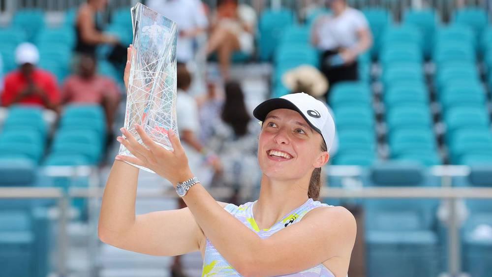Tennis: Swiatek survole Miami et monte sur le toit du monde