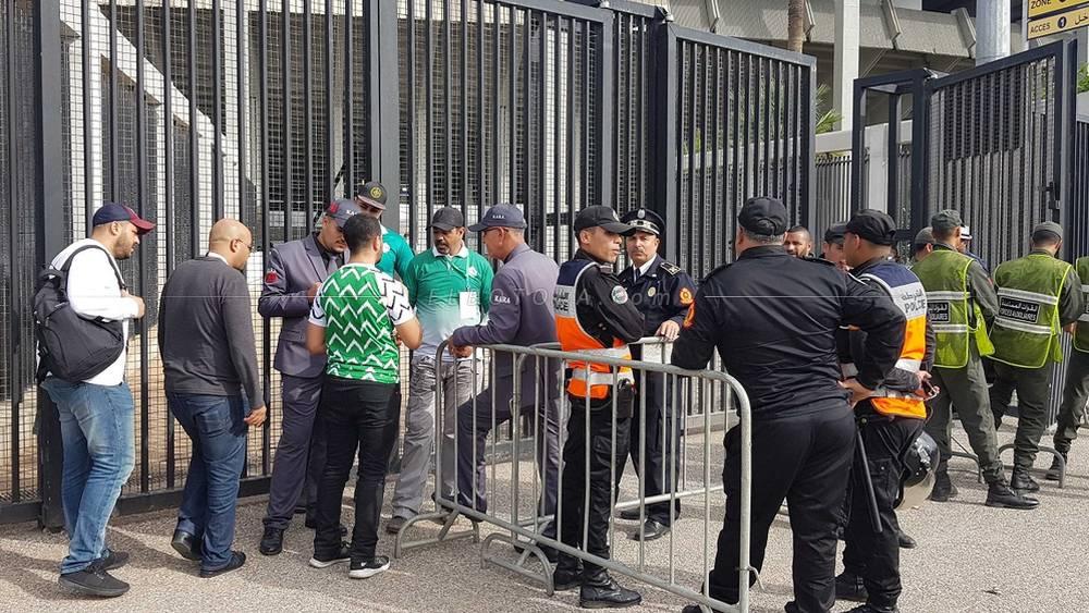 ملعب محمد الخامس يُنذر بالكارثة بسبب التذاكر المزورة.. وجماهير البيضاء تستنكر صمت "كازا إيفنت"!