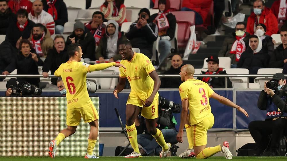 ليفربول يخرج منتصرًا بثلاثية من أرض بنفيكا وتاعرابت يُشارك لمدة 70 دقيقة
