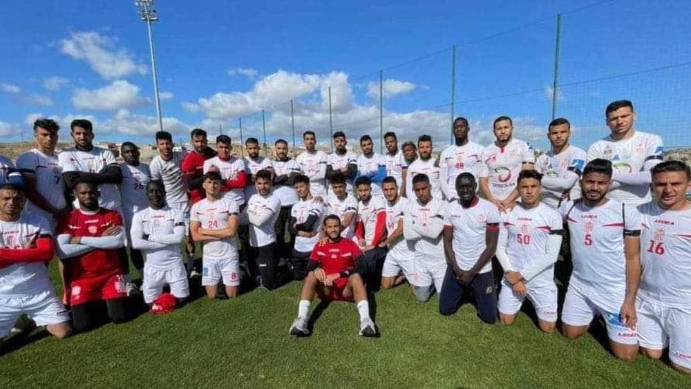 لاعبو حسنية أكادير يضربون عن التداريب ويحملون الشارات السوداء احتجاجا على إدارة النادي
