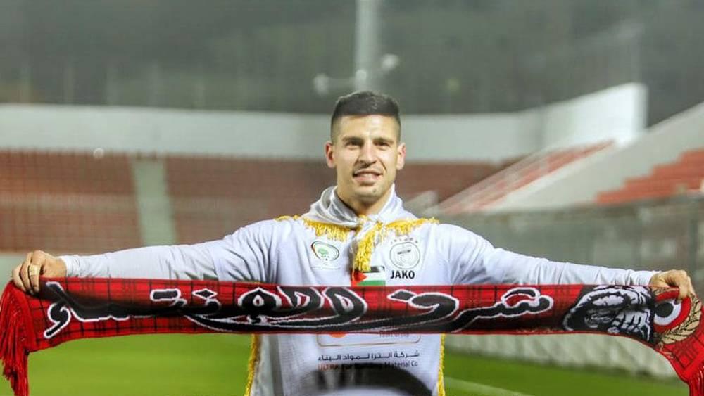 تامر صيام يحتفل بلقب الدوري الفلسطيني رفقة ش.الخليل برفع وشاح "الوينرز"