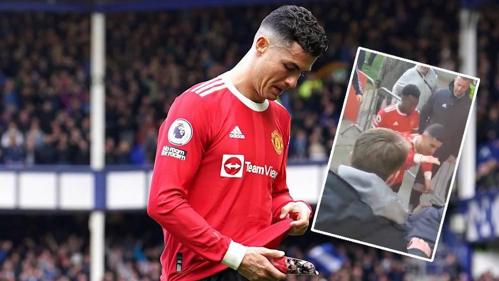 كريستيانو رونالدو بعد 'تكسير' هاتف أحد المشجعين: "أقدم له اعتذاري وإذا أمكن أدعوه للحضور إلى أولد ترافورد!"