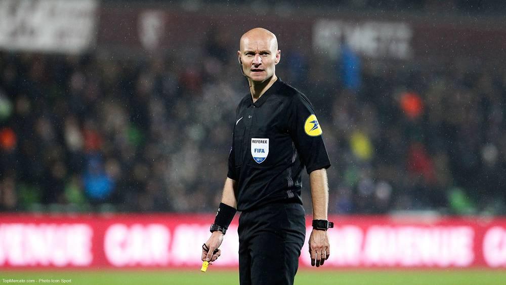 الحكم الفرنسي السابق "شابرون" يعترف باحتسابه بعض الأهداف غير الصحيحة بسبب جماليتها!