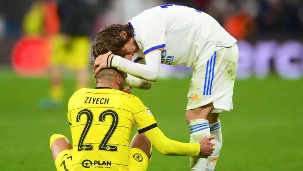 صورة/ مودريتش "يواسي" زياش بعد إقصاء تشيلسي من دوري أبطال أوروبا