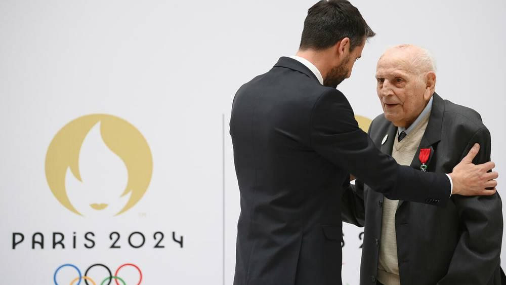 Le plus ancien médaillé olympique français décoré par Tony Estanguet