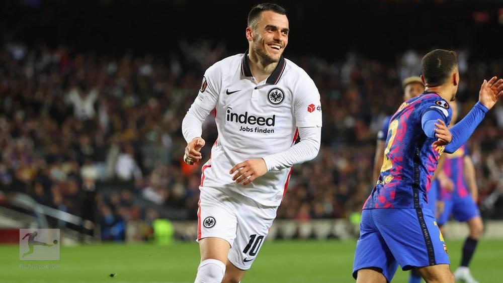 الدوري الأوروبي/ آينتراخت فرانكفورت يُسقِط برشلونة بـ"ثلاثية" في مفاجأة كبيرة ويصعد للمربع الذهبي