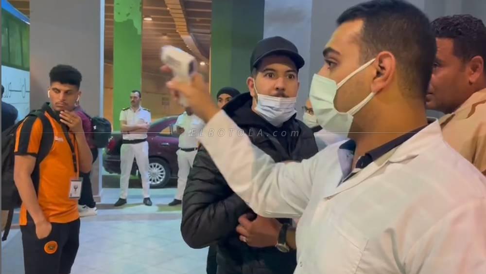 مسؤول بـ"برج العرب" يمنع بعض لاعبي نهضة بركان من ولوج الملعب بسبب "عدم ارتداء الكمامات"!