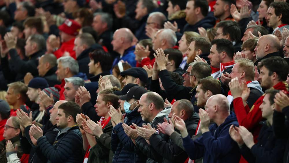 جماهير ليفربول تفي بوعدها وتخلد روح طفل كريستيانو رونالدو "الراحل" في الدقيقة 7 من كلاسيكو إنجلترا