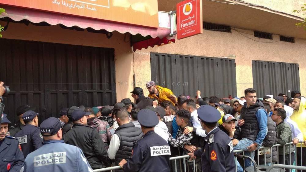 ضغط الجماهير الرجاوية فرض على صاحب أحد المحلات المكلفة ببيع التذاكر غلق الأبواب مع تدخل عناصر الأمن!