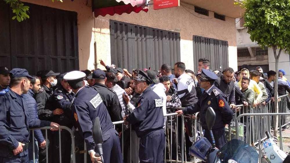 رسميا/ الإعلان عن العودة لطَرْح تذاكر مقابلتيْ الرجاء والوداد عبر الأنترنت بعد الارتباك الحاصل في نقاط البيع